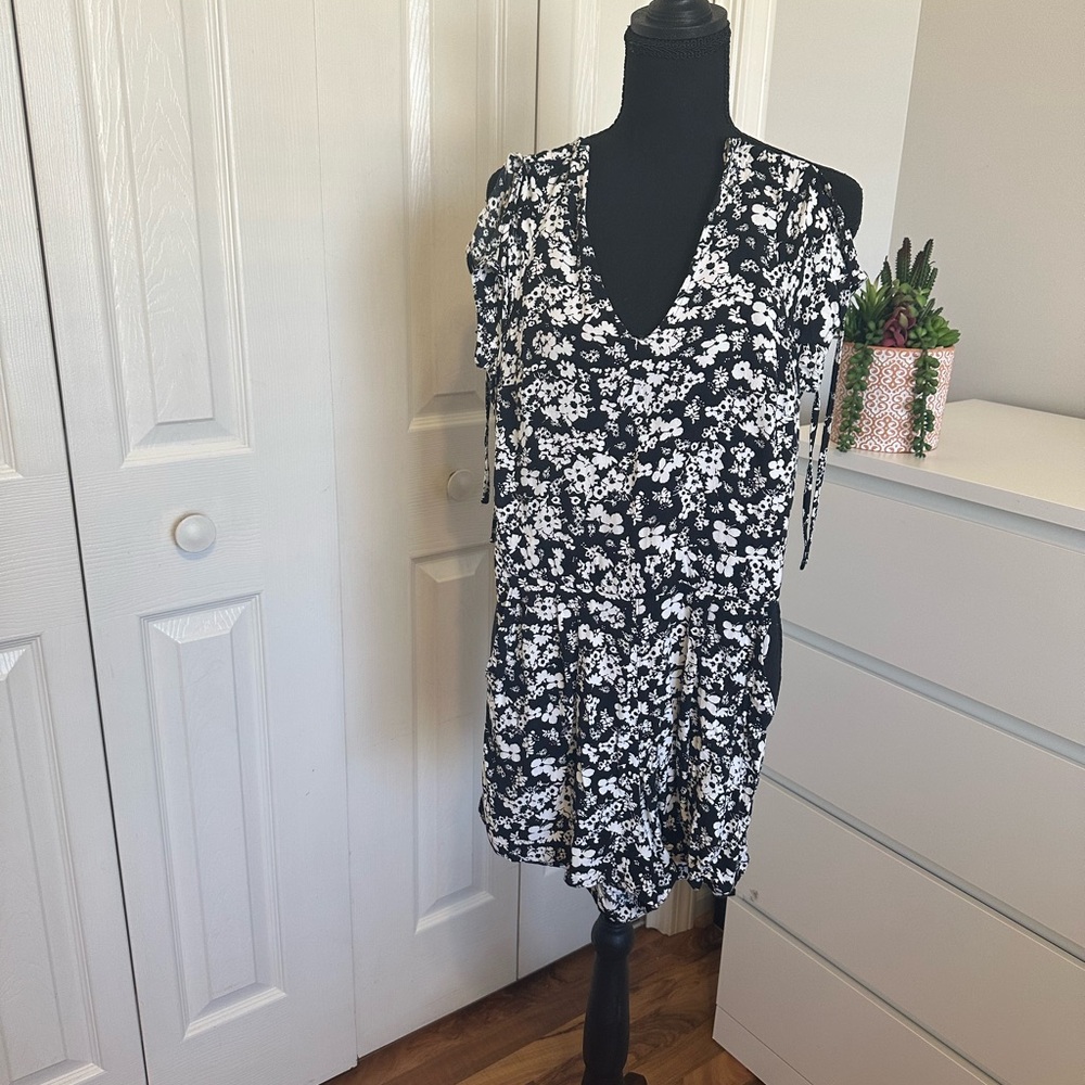 Express Black and White Floral Romper Short sleeves
Size 0 - Picture 4 of 8